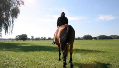 15-Jährige von Pferd gestürzt