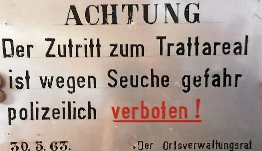 Diese Verbotstafel erinnert an die Maul- und Klauenseuche im Jahr 1963. 