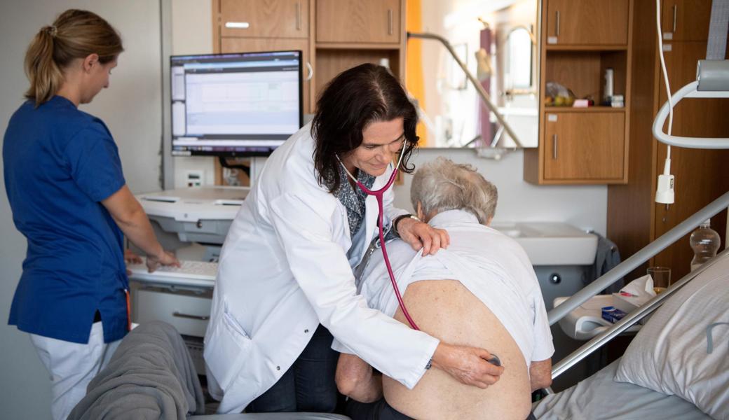 Eine Ärztin untersucht im Spital Altstätten eine Patientin.