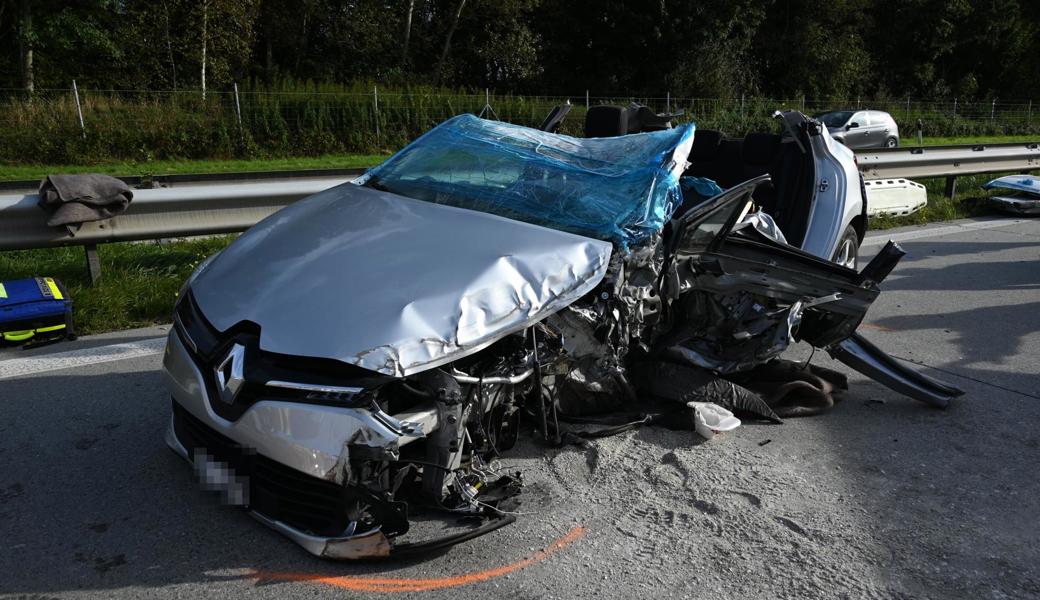 Der greise Autofahrer musste von der Feuerwehr aus seinem Wagen befreit werden.