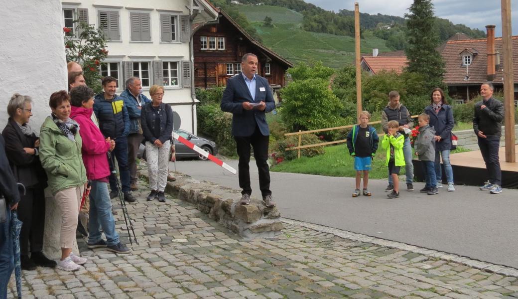 Urs Castellazzi (Mitte) eröffnet die Ausstellung.