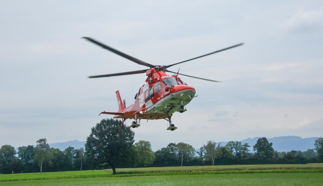 Der Rega-Helikopter flog den verletzten Teenager ins Spital.