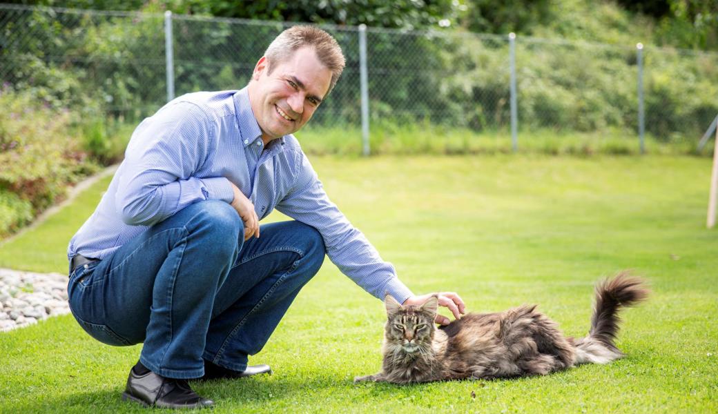 Michael Fitzi mit einer Maine Coon: Der Staader kandidiert für das Thaler Gemeindepräsidium. 