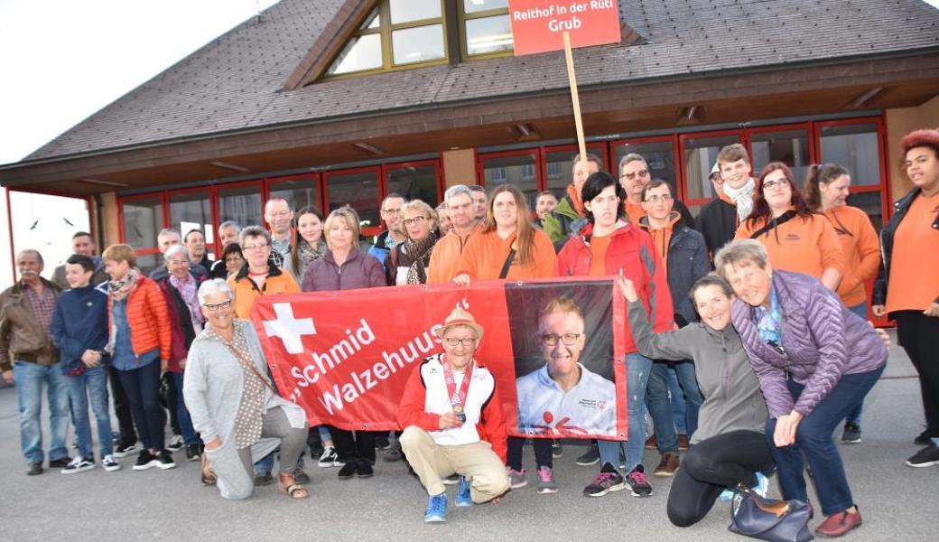 Jonas Schmid wird von den Walzenhausern begeistert empfangen.