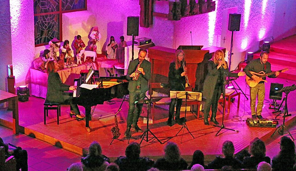 Das Ensemble "Not absolutely Classical" mit der Bernecker Sängerin Britta T. begeisterte im stimmig ausgeleuchteten Kirchenraum.