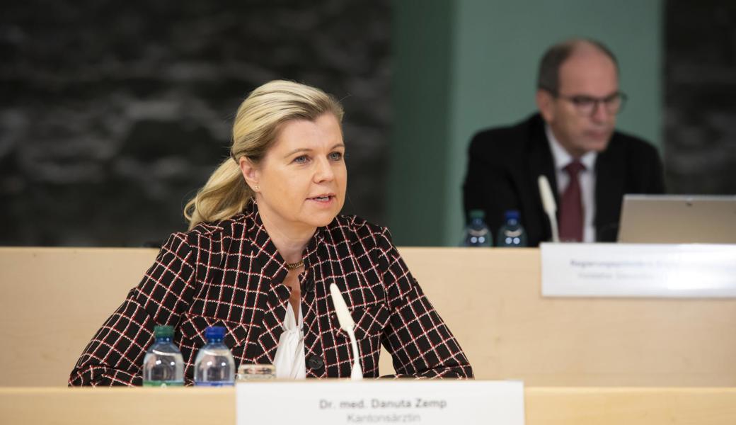 Kantonsaerztin Danuta Zemp und Regierungspraesident Bruno Damann an der Medienkonferenz der St. Galler Regierung zur Corona-Situation.