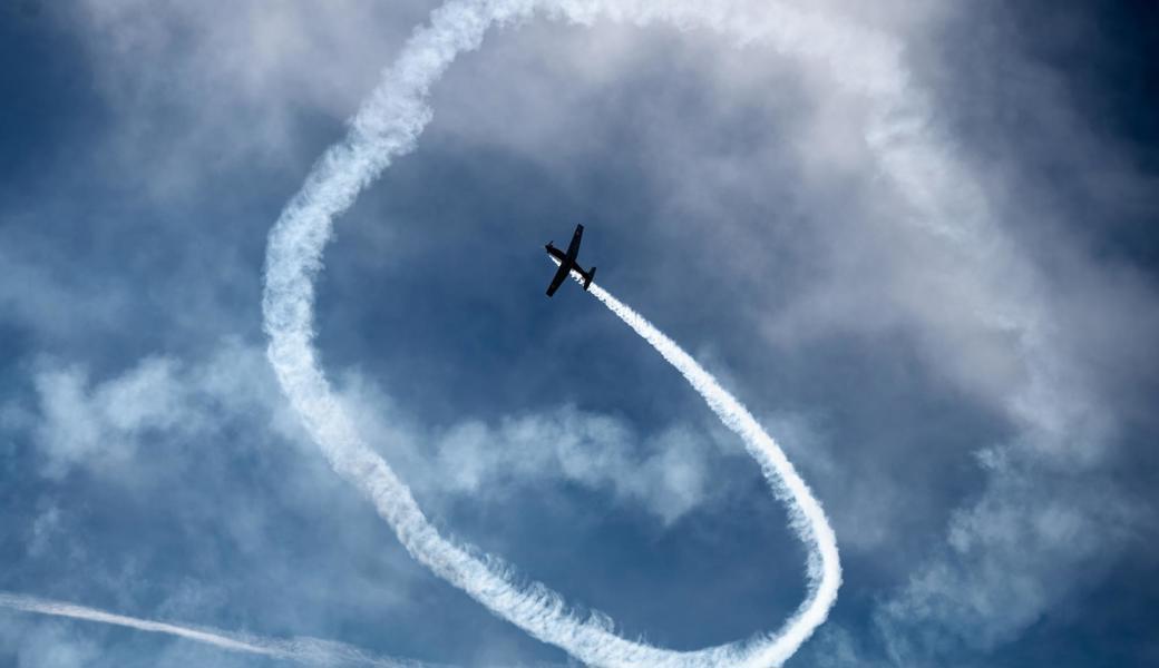 Flugbegeisterte verfolgen auf dem Hohen Kasten die Kunststücke in der Luft. 