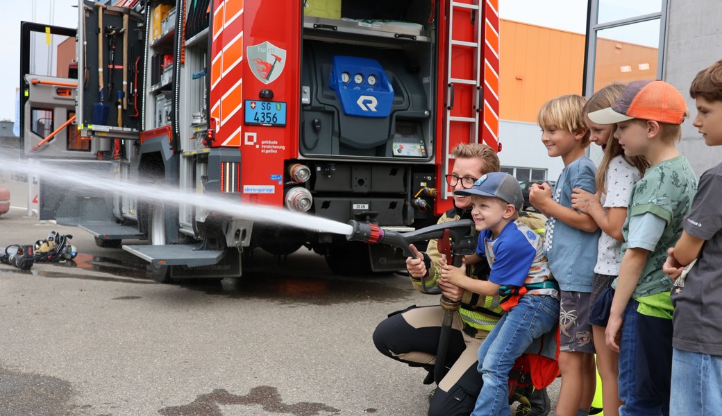 Von der Feuerwehrhose bis zur Infusion: Kinder lernen Retter kennen
