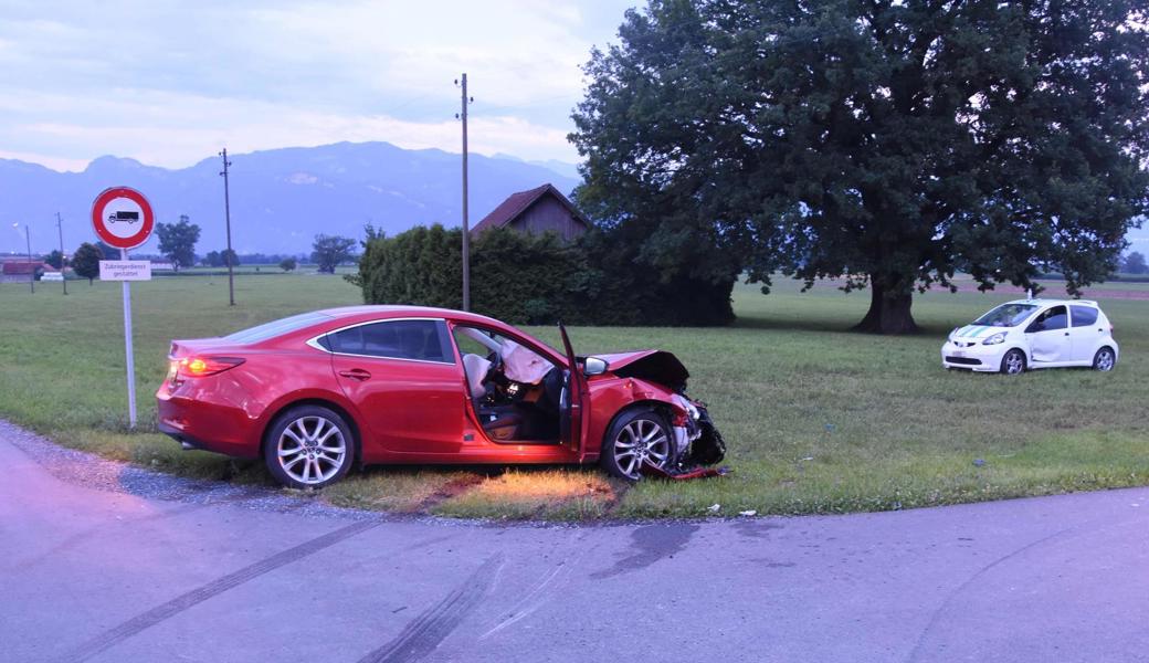 Beide Autos wurde total demoliert.