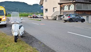 Kollision auf Rietstrasse: 48-jähriger Rollerfahrer verletzt ins Spital gebracht