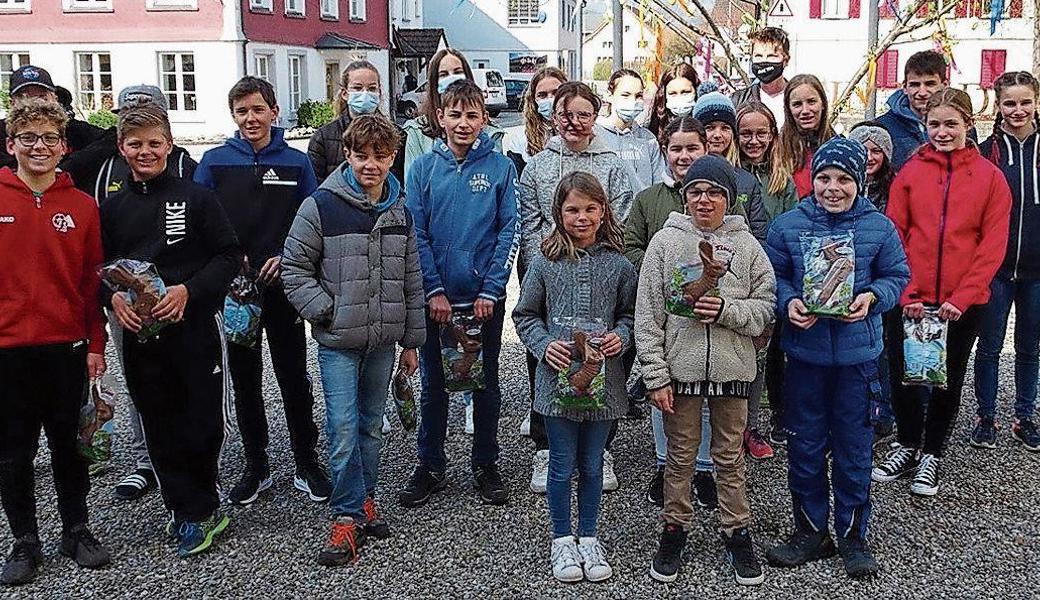 Die Ministrantenschar fand sich kurz vor Mittag in froher Erwartung auf dem Kirchplatz ein. 