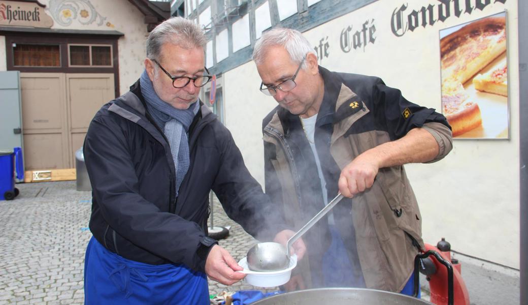 Die Männerriege und die Frauenriege "wirtete" beim ehemaligen Feuerwehrdepot, die Musikanten spielten auf dem Platz.