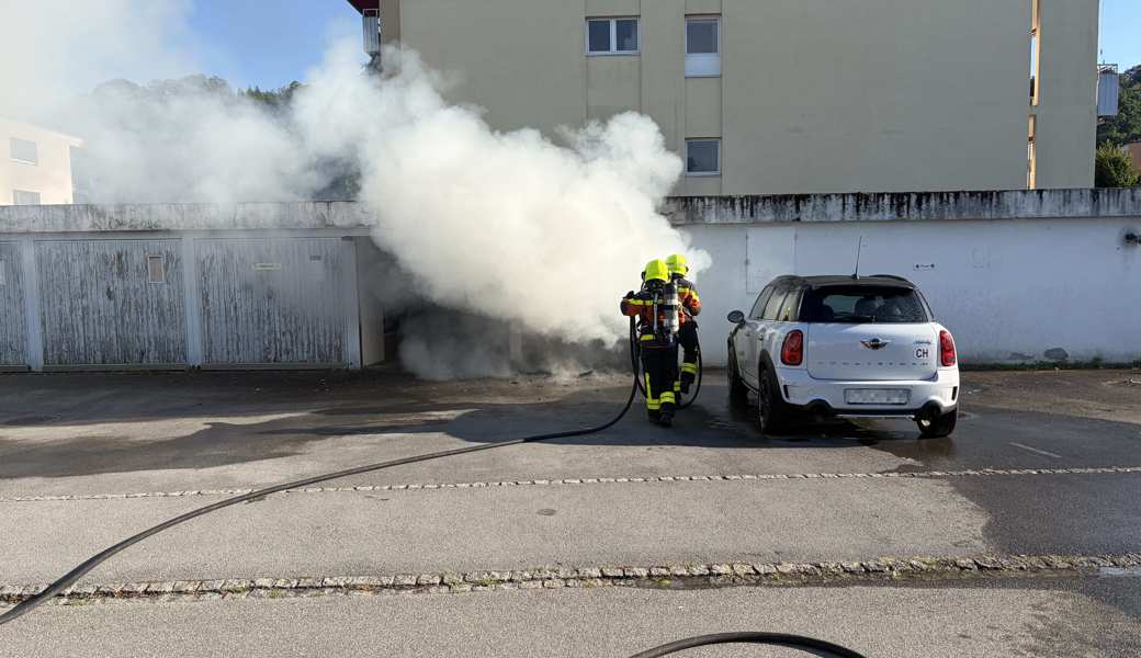 Feuer bricht in einer Garage aus und verursacht Sachschaden