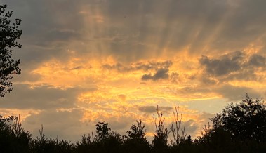 Der Tag verabschiedet sich mit goldenen Strahlen zwischen den Wolken