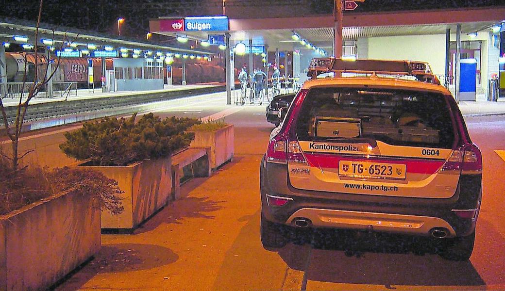 An den Bahnhöfen Sulgen und Erlen war am Freitag die Polizei wegen aggressiver Jugendlicher im Einsatz.  Bild: BRK News