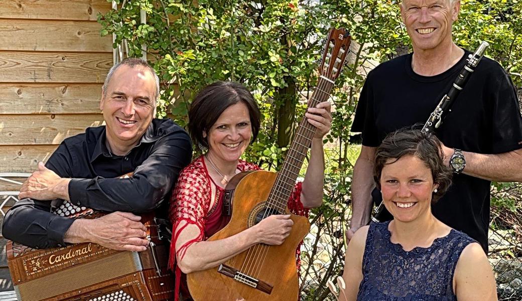 Das Quartett ist auf allen Kontinenten zu Hause: Markus Nauer, Klavier und Akkordeon, Andrea Steger, Gesang und Gitarre, Lydia Scheuss, Hackbrett, und Beat Inderbitzin, Flöte und Klarinette. 