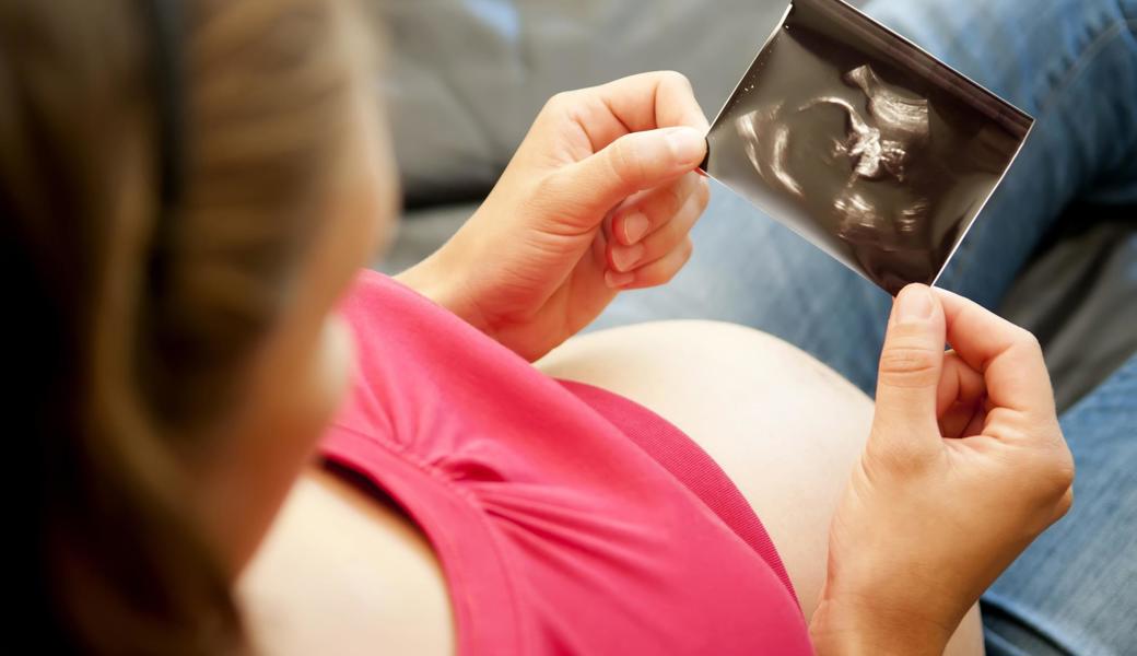 Wenn der Geburtstermin naht, wenden sich manche Schwangere an eine Doula, die sie zusätzlich zur Hebamme begleitet.