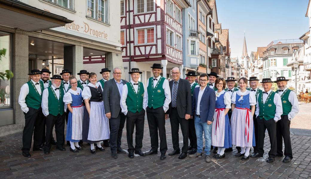 In drei Jahren findet das Nordostschweizerische Jodlerfest im Rheintal statt: Im Bild eine Delegation des Jodlerklubs Altstätten in der Marktgasse mit dem OK-Präsidium um Andreas Kobler und Hans Popp sowie Stadtpräsident Ruedi Mattle, Nationalrat Markus Ritter und Simon Büchel.