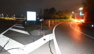 Autolenker fährt in Verkehrsteiler