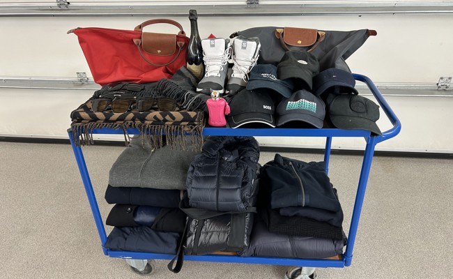 Grenzschutz entdeckt bei einer Fahrzeugkontrolle gestohlene Markenartikel und einen Störsender