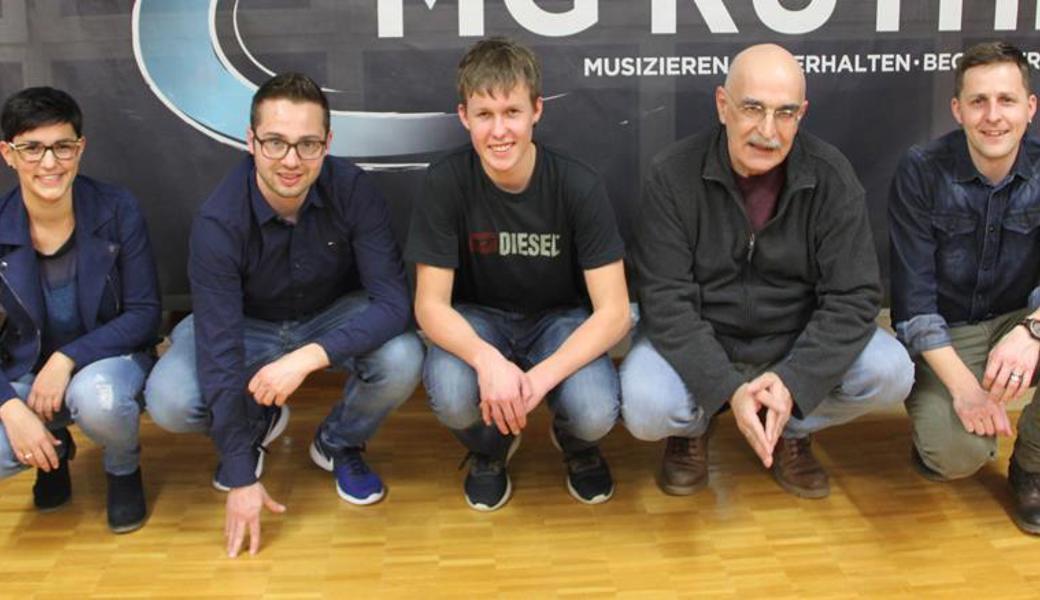 Die neu gewählte Vizedirigentin Anja Scheftschik (v. l.) mit ihrem Vorgänger Ramon Rinaldi und die neuen Mitglieder Lukas Kobler und Mario Schneider sowie Präsident Alexander Bösch freuen sich auf das neue Vereinsjahr. Dieses Foto wurde noch vor dem Versammlungsverbot am Freitag, 28. Februar, aufgenommen.