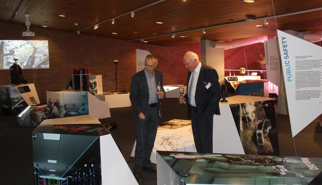 Der frühere Leica-CEO Hans Hess (rechts) zusammen mit dem pensionierten Richard Wenk beim Streifzug durch die vorzügliche Leica-Ausstellung im Optikhus.