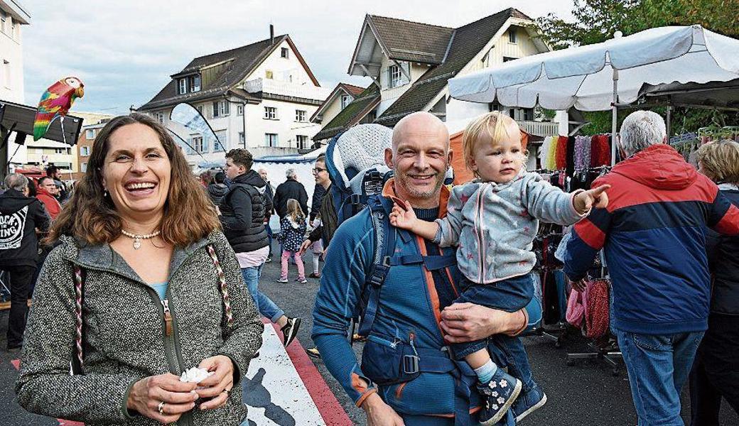 Obwohl sich der Markt über mehrere hundert Meter erstreckte, fand man in der Menschenmenge kaum grössere Lücken.