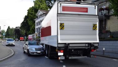 Auto und Laster kollidieren in Kurve