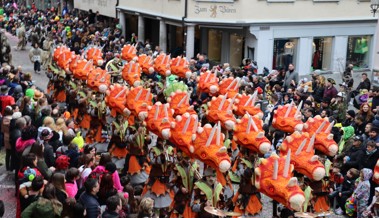 Beim dritten Umzug durchs Städtli ist die Stimmung ausgelassen