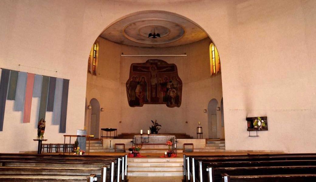 Die Kirche mit ihren gräulich verfärbten Wänden und den zerkratzten Bänken hat eine Erneuerung nötig.