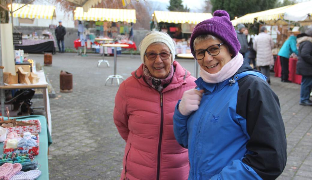 Luisa Bamert (links) vertrat mit einem Stand den Verein der Freunde Lettlands, Margrit Kobler verkaufte an einem anderen Stand selbst Genähtes.