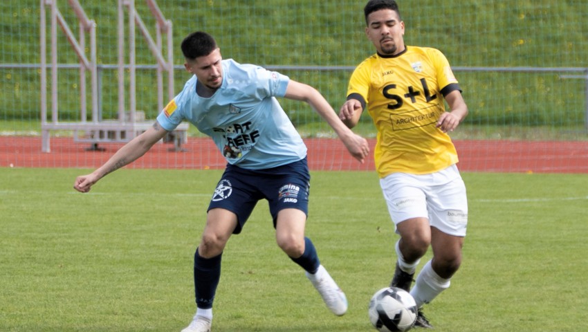 Daniel De Almeida (rechts) entscheid das Spiel mit seinem Tor zum 2:0 definitiv für den FC Widnau.