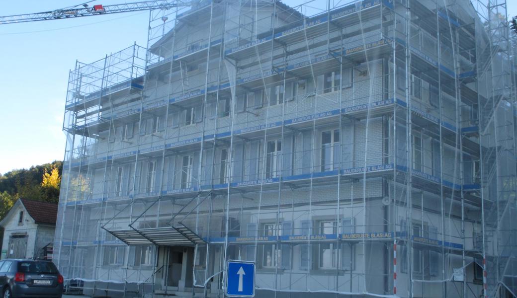 Das Gemeindehaus erhält eine neue Fassade, neue Fenster und ein neues Dach . Die Wohnungen erhalten Balkone. 