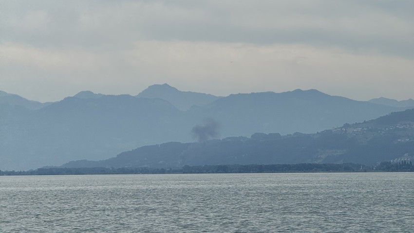 Vom Bodensee aus ersichtlich: Der Rauch des Fahrzeugbrands auf der A1 in St.Margrethen.
