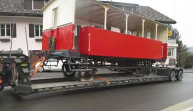 Das ist ungewöhnlich: Historischer Eisenbahnwagen rollt durchs Dorf