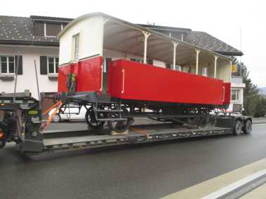 Das ist ungewöhnlich: Historischer Eisenbahnwagen rollt durchs Dorf