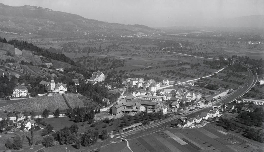 Heerbrugg mit dem Schloss und der Ziegelei im Jahr 1923, im Luftbild von Walter Mittelholzer.  