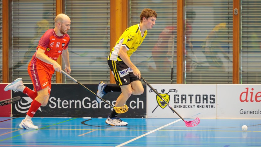 Lasse Paus im Duell mit dem Schweizer Nationalspieler Jan Zaugg.