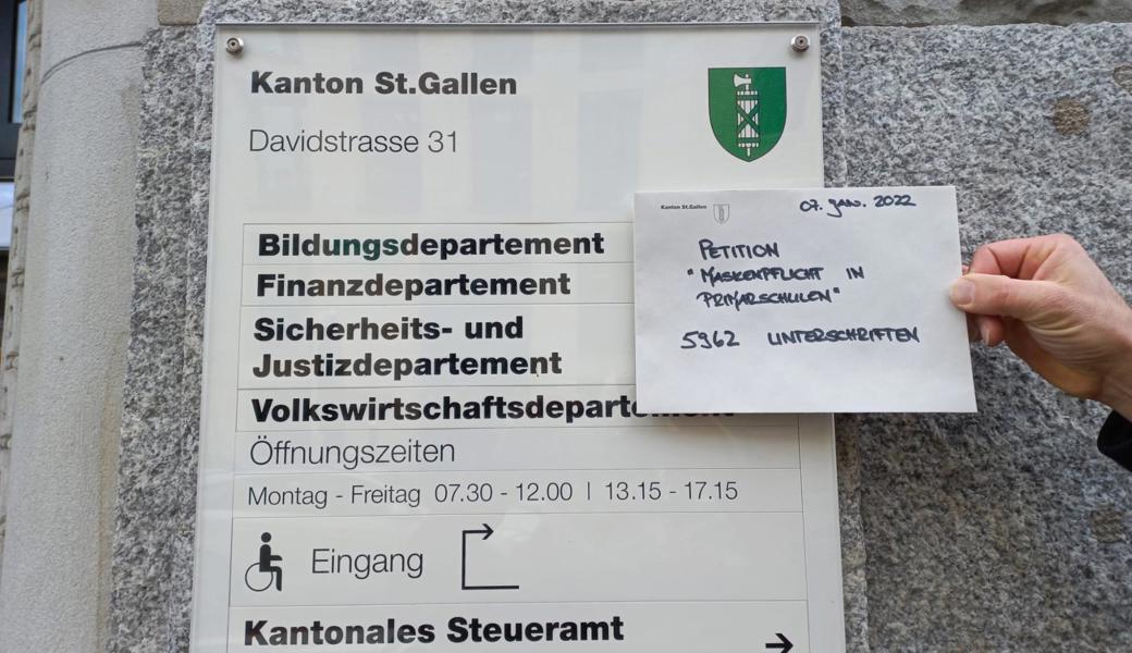 Die Petition wurde am Freitag überreicht.