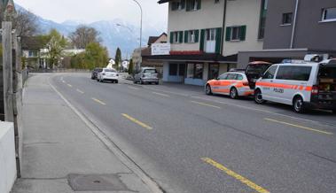 Kind auf Rollschuhen von Auto erfasst