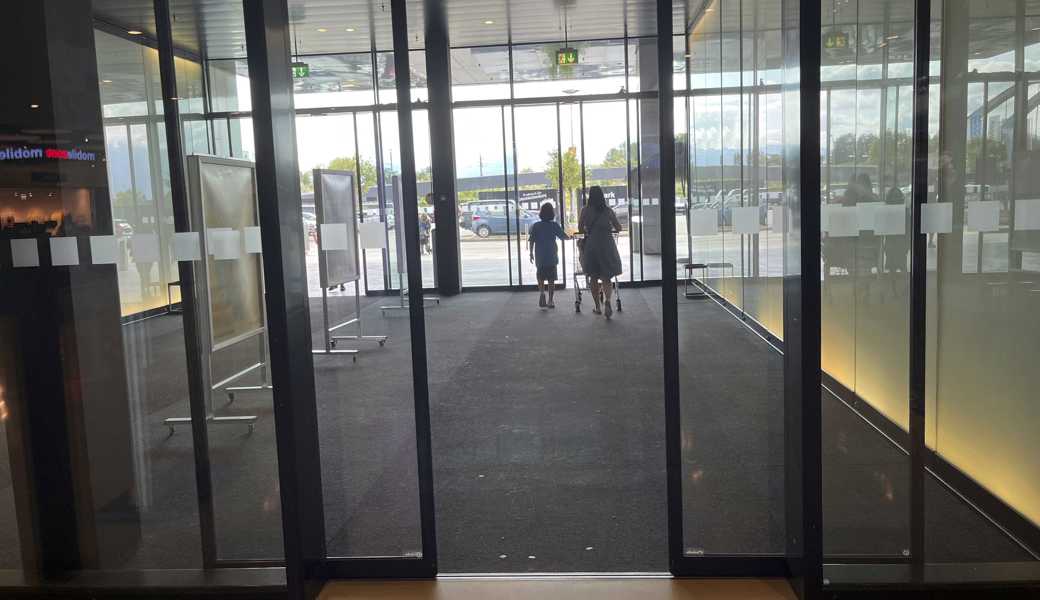 Der Slowake wartete im St.Margrether Einkaufszentrum Rheinpark, bis abends die Türen geschlossen wurden, damit er in Ruhe in Läden einbrechen und Geld stehlen konnte. Dies misslang, weil er in einem der Geschäfte den Alarm auslöste.  Der Slowake wartete im St.Margrether Einkaufszentrum Rheinpark, bis abends die Türen geschlossen wurden, damit er in Ruhe in Läden einbrechen und Geld stehlen konnte. Dies misslang, weil er in einem der Geschäfte den Alarm auslöste.