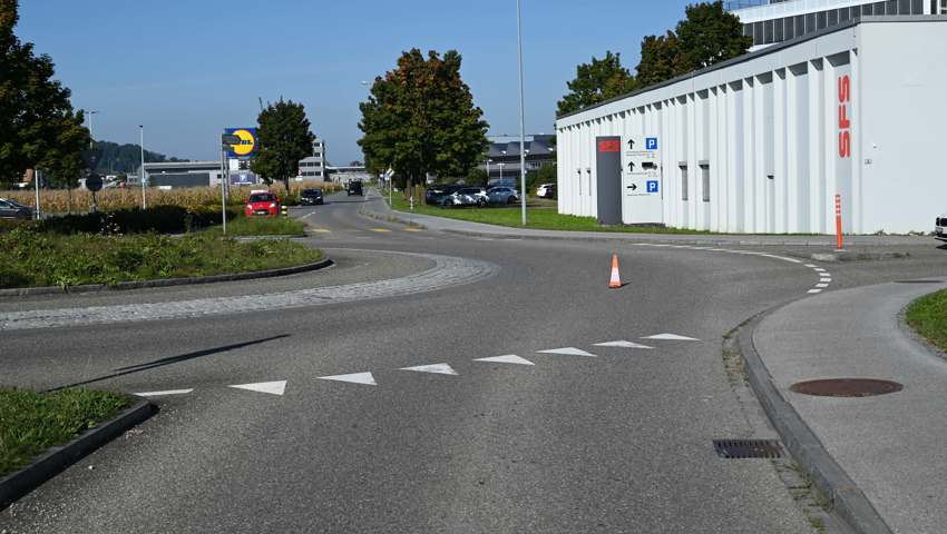 Beim Kreisel Rosenau kollidierte ein Autofahrer mit einem Velofahrer.