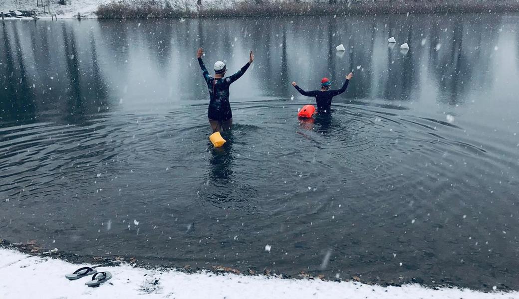 Ein Hoch der Gefühle: Gabriela Schneider mit schwarz-weisser Badekappe und Ilona Vaccariello-Menzi mit rot-blauer Badekappe sind glücklich, der Kälte getrotzt zu haben.