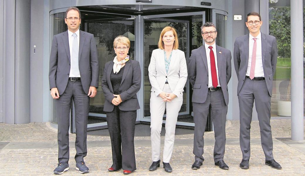 SFS-CEO Jens Breu (ganz links) mit Susan Bincoletto (Botschafterin), Pamela Hay (Botschaftsrätin), Senior Investment Officer Matthew Peters und dem Head of Corporate Services der SFS, Claude Stadler (von links).