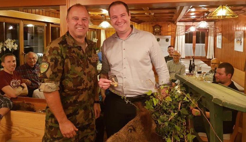 Präsident Hptm Lukas Krüsi (r.) überreicht dem LMS-Frischling Br Bänz Roos den LMS-Spezial-Badge für Gäste.