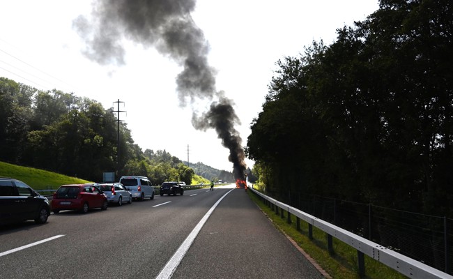 Lieferwagen geriet auf der Autobahn A1 in Brand: Normalspur musste für Löscharbeiten gesperrt werden