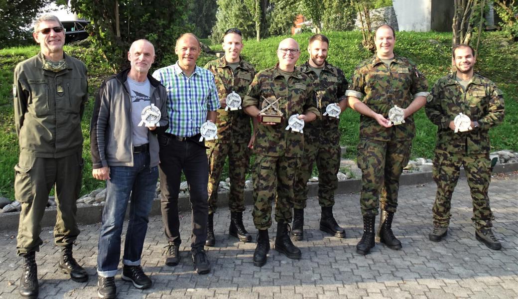 Die Präsidenten, der Vorarlberger Oberst Josef Müller (Erster von links) und der Rheintaler Hauptmann Lukas Kürsi (Zweiter von rechts) mit ihren erfolgreichen Schützen.