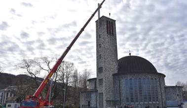 Bilder vom Austausch der Kirchenglockenklöppel