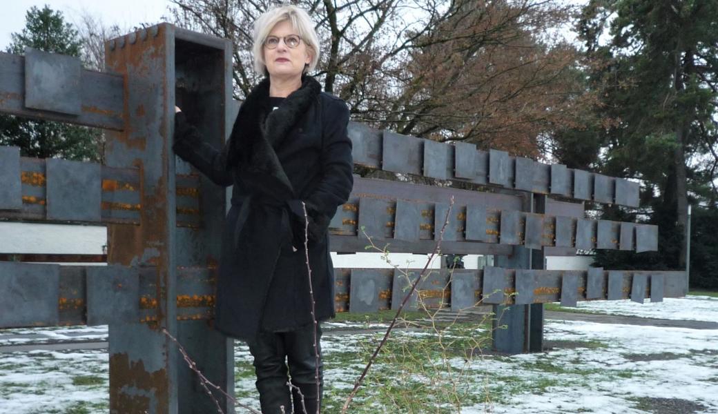 Gemeindepräsidentin Christa Köppel hat in aller Stille beim neuen Grabmal Blumen niedergelegt.