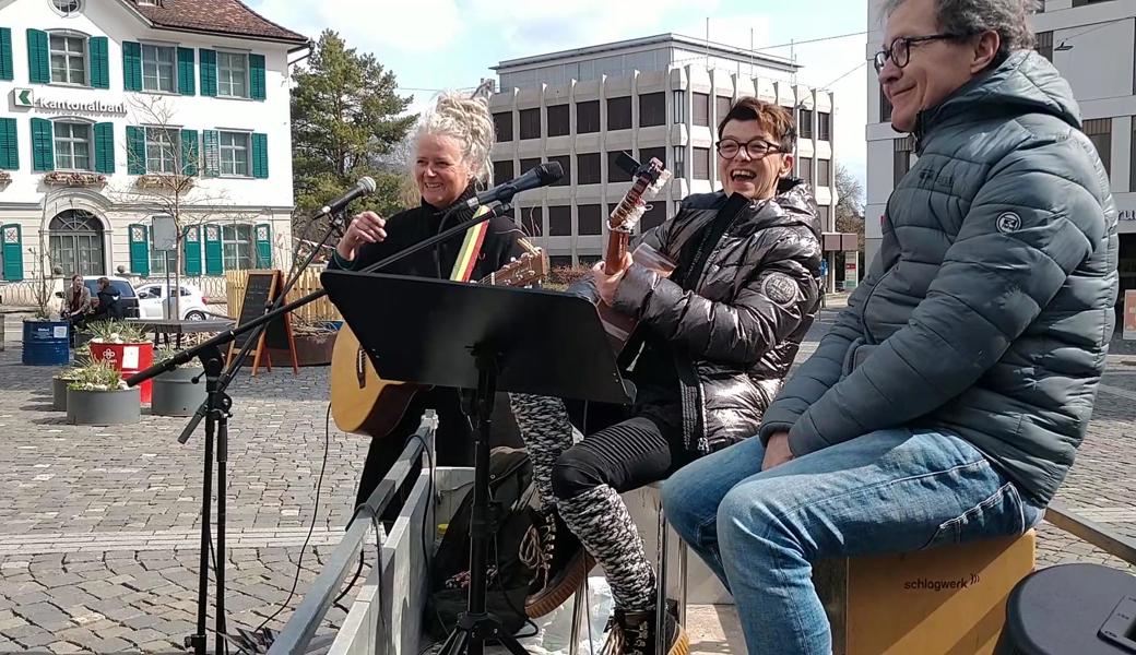 Irina Garbini und Dany Kuhn am Ostersamstag als «Les musiciens voyageurs» zusammen mit Manu Oesch Olowu (links) auf dem Altstätter Rathausplatz.
